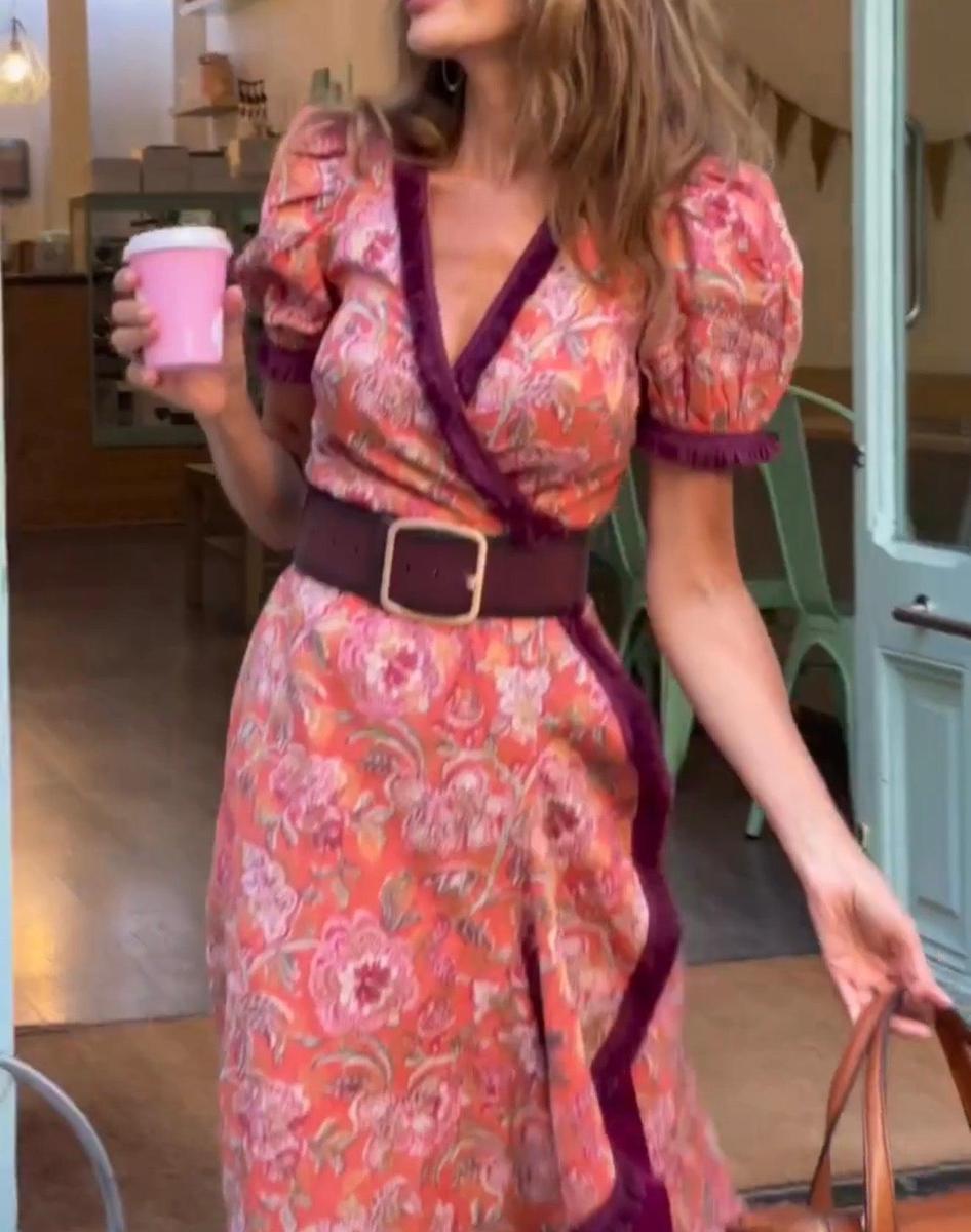 Vestido largo elegante con mangas cortas abullonadas y falda asimétrica
